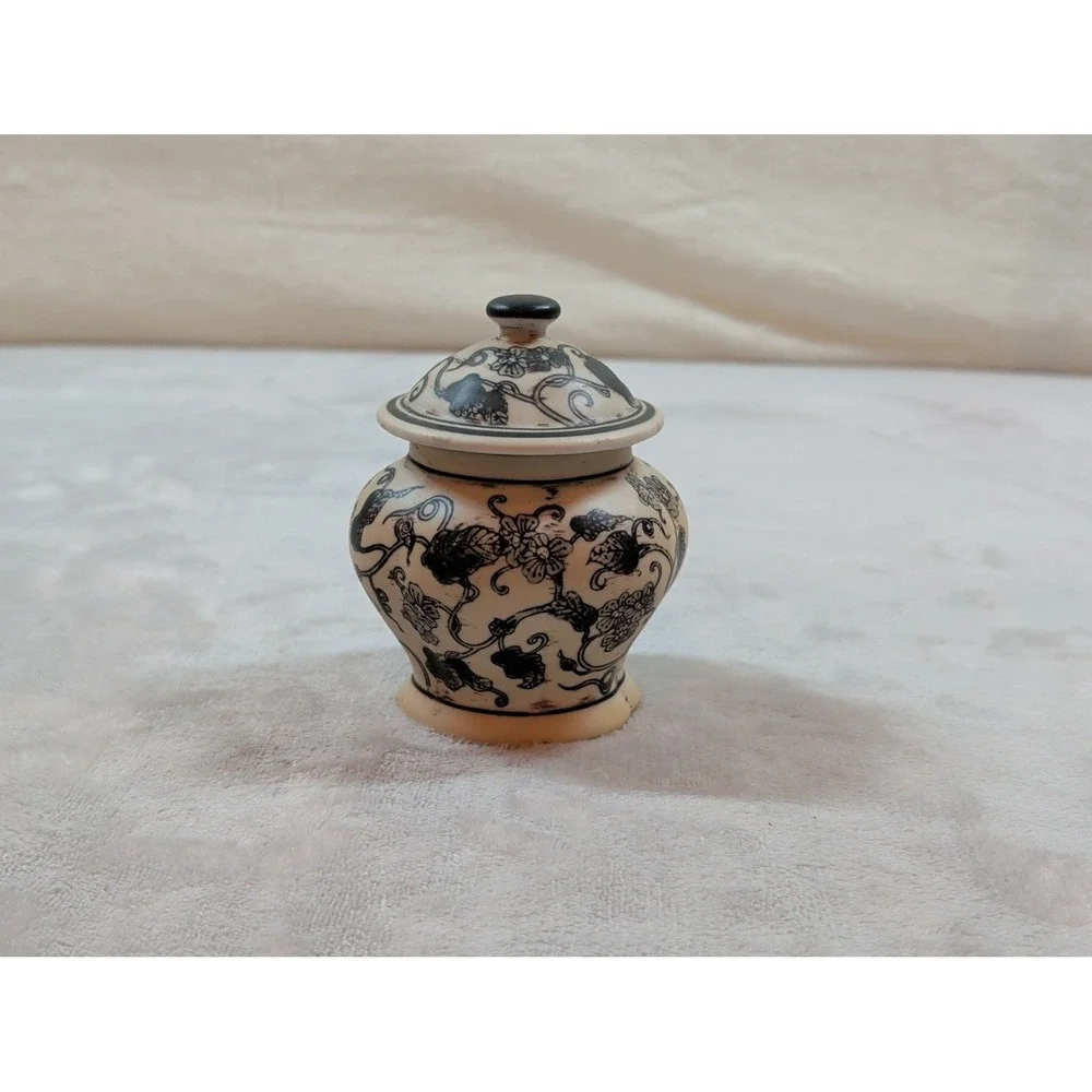 Lyon Home Gallery Small Ceramic Ginger Jar Black Ivory Floral‎ Chinoiserie Lid